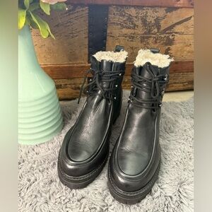 Gentle Souls by Kenneth Cole- Black Leather Lace Up Boots with Lining - Size 9.5